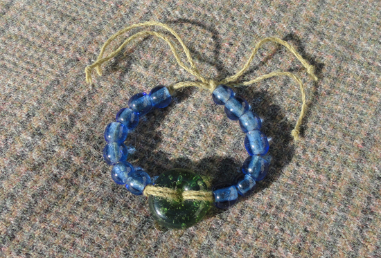 Kette oder Armband mit kugeligen blauen und einer großen hellgrünen Perle, Slowenien/Magdalenska Gora, 6.- 5. Jh.v.Chr.?